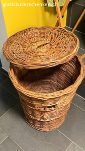 Wäschekorb aus geflochtenem Weidenholz