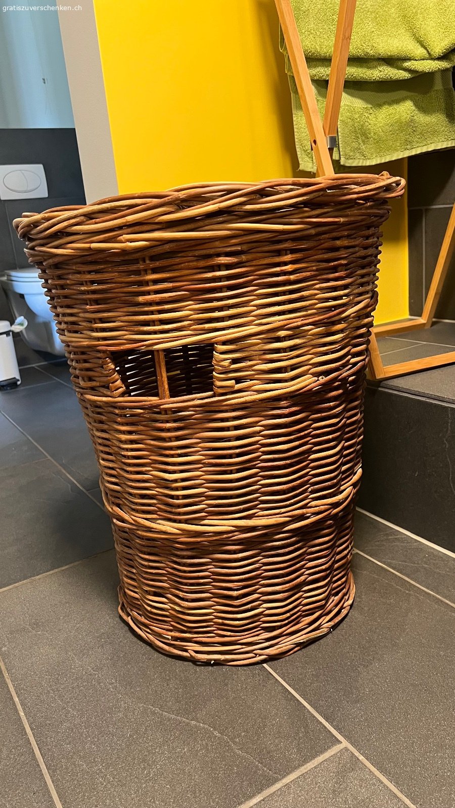 Wäschekorb aus geflochtenem Weidenholz. Wäschekorb in gutem Zustand zum Abholen. 
Höhe: ca. 70 cm