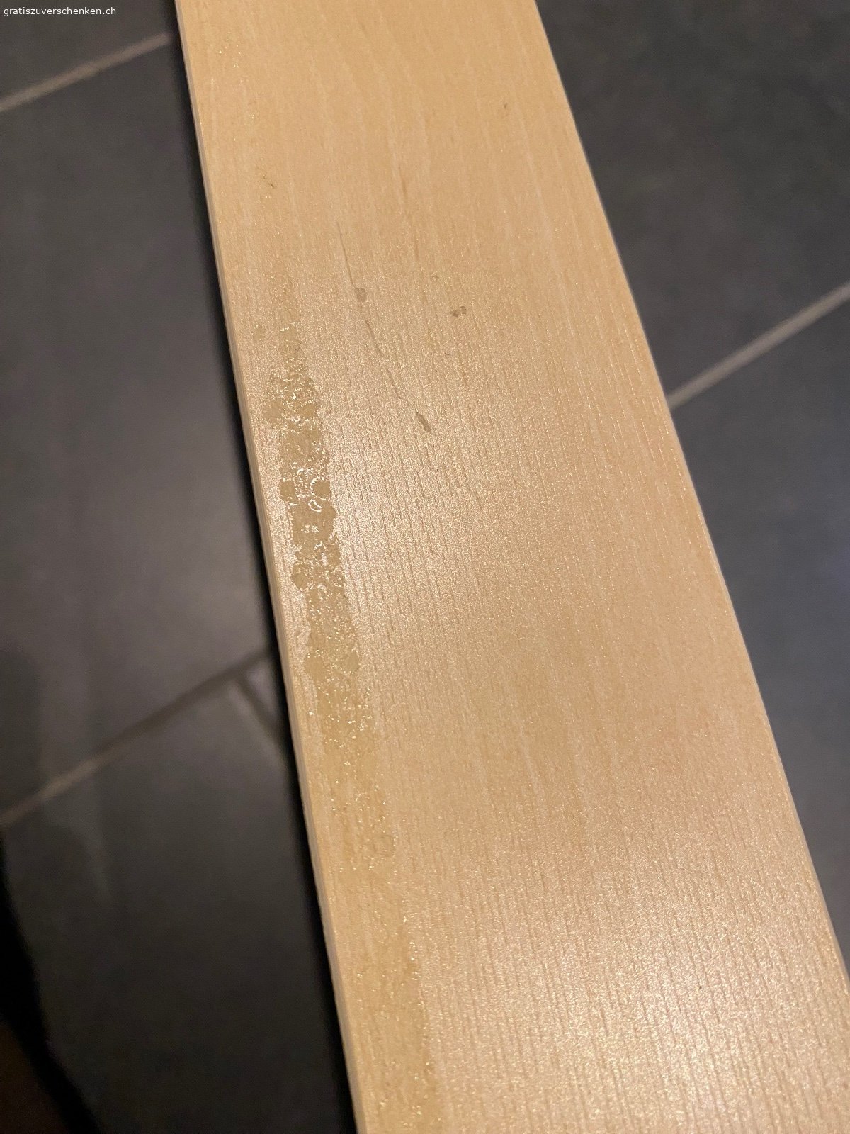 Wandbrett IKEA. Regalbrett/Wandbrett von IKEA
ca.190cmx26cm
Es hat einige kleine Abplatzer und Kleberstellen am Furnier. Der Kleber lässt sich mit dem richtigen Reinigungsmittel wohl entfernen.

Wir haben auch ein zweites kürzeres gratis abzugeben.
