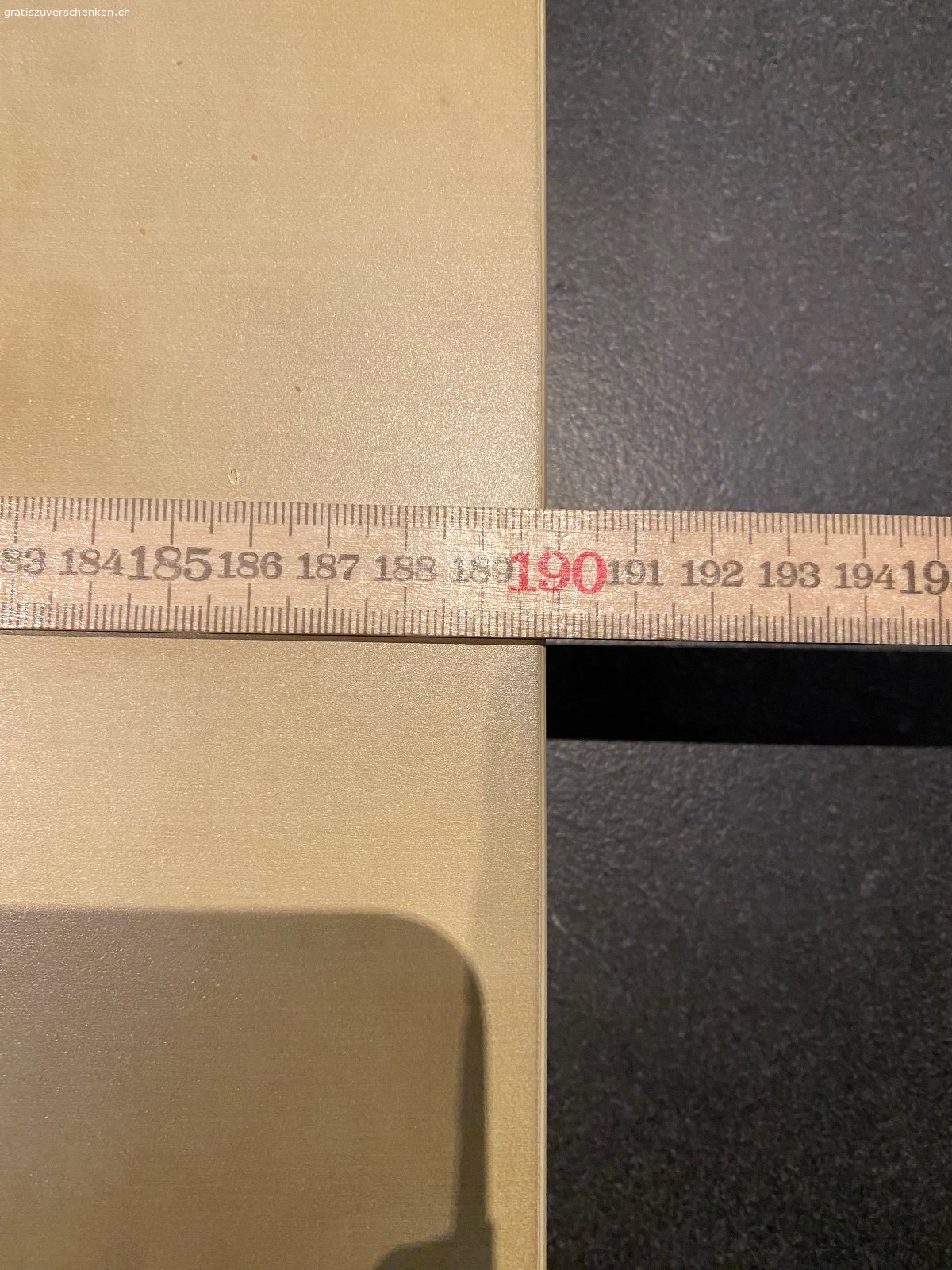 Wandbrett IKEA. Regalbrett/Wandbrett von IKEA
ca.190cmx26cm
Es hat einige kleine Abplatzer und Kleberstellen am Furnier. Der Kleber lässt sich mit dem richtigen Reinigungsmittel wohl entfernen.

Wir haben auch ein zweites kürzeres gratis abzugeben.