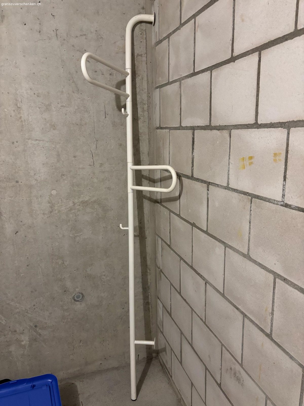 Wandgarderobe. Wandgarderobenhalter
oben mit zwei Schrauben an einer Wand zu fixieren, unten auf dem Boden stehend
2 Haken und 2 Bügel, um Jacken aufzuhängen