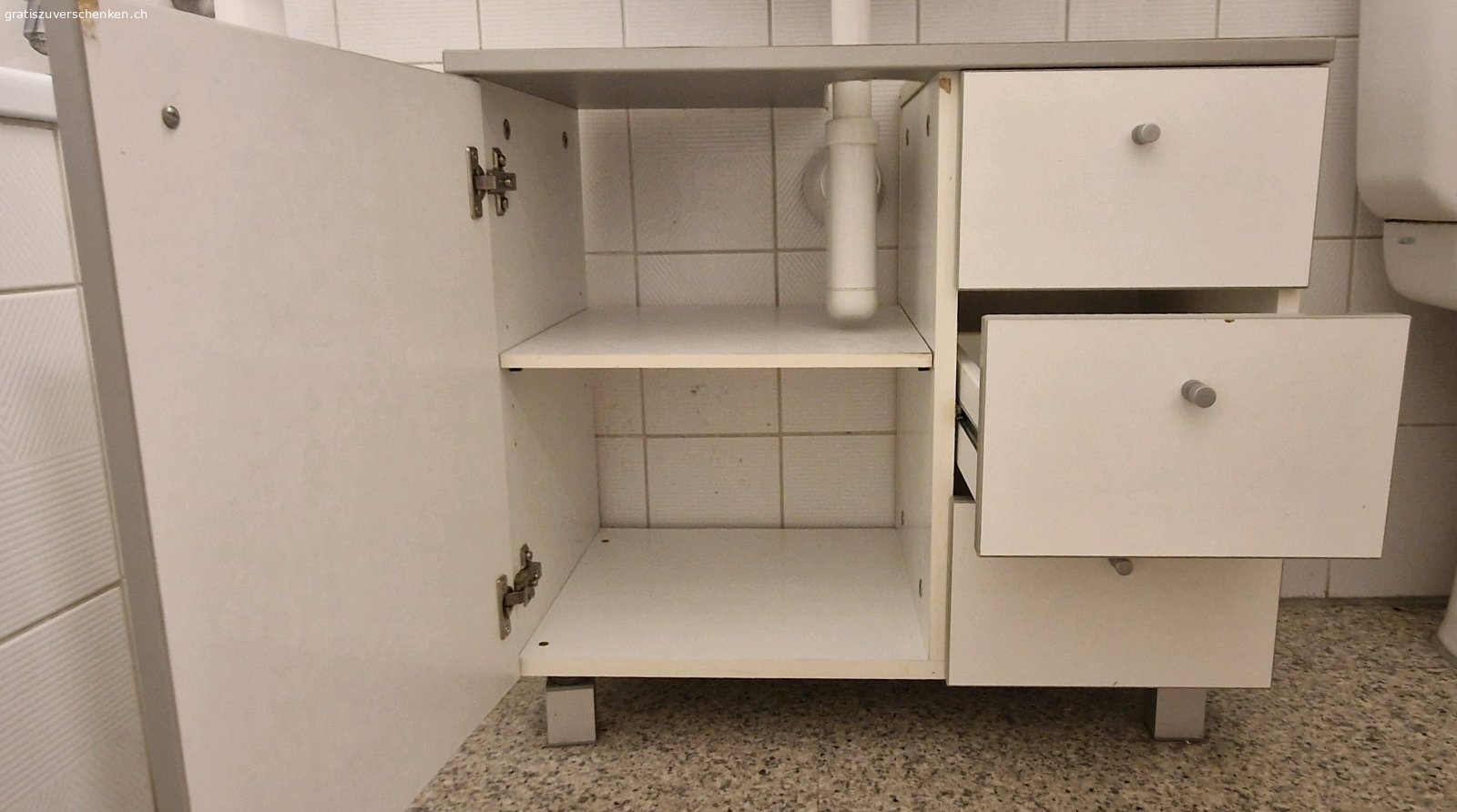 waschbecken / Lavabo Unterschrank. Abholung in 8902 Urdorf.

L x B - 61,5 x 35cm 
55,5 hoch (mit Füssen) 
Sonst 49cm