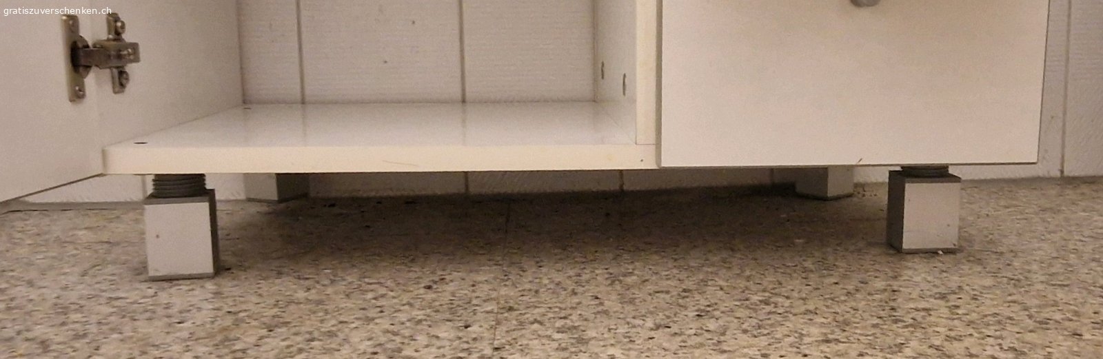 waschbecken / Lavabo Unterschrank. Abholung in 8902 Urdorf.

L x B - 61,5 x 35cm 
55,5 hoch (mit Füssen) 
Sonst 49cm