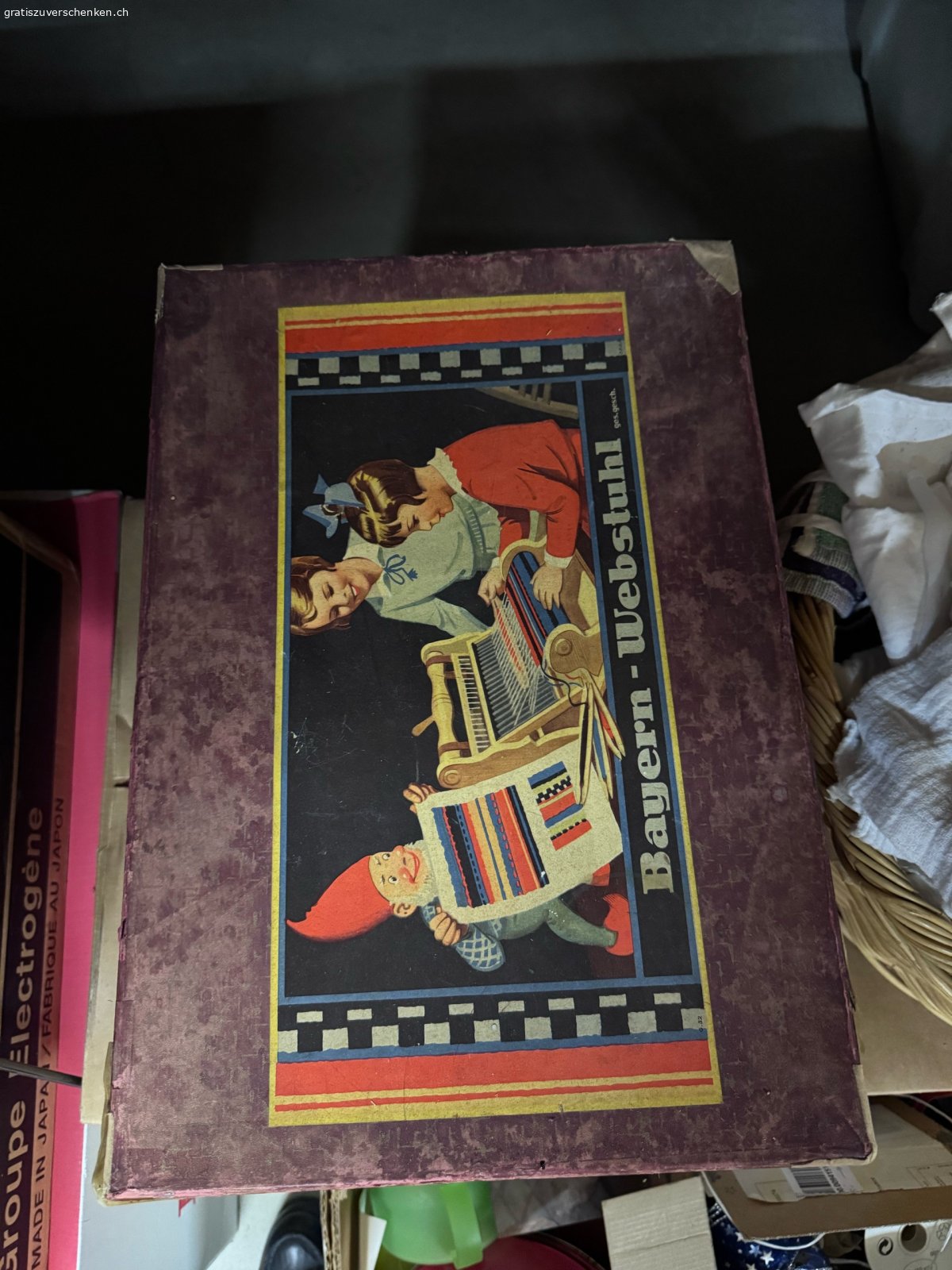 Webstuhl. Dieser schöne Holzwebstuhl aus ca. 1950 von meiner Mutter benötigt etwas handwerkliches Geschick, damit er wieder funktioniert - ich habe die Fäden vor langer Zeit abgeschnitten, und konnte sie dann nicht mehr richtig spannen. So geht es dem Webstuhl bis heute.