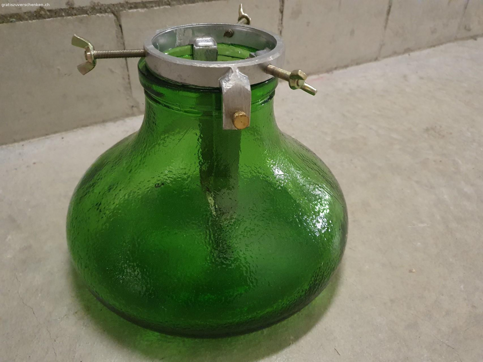 Weihnachtsbaumständer. Weihnachtsbaumständer aus Glas gratis abzugeben