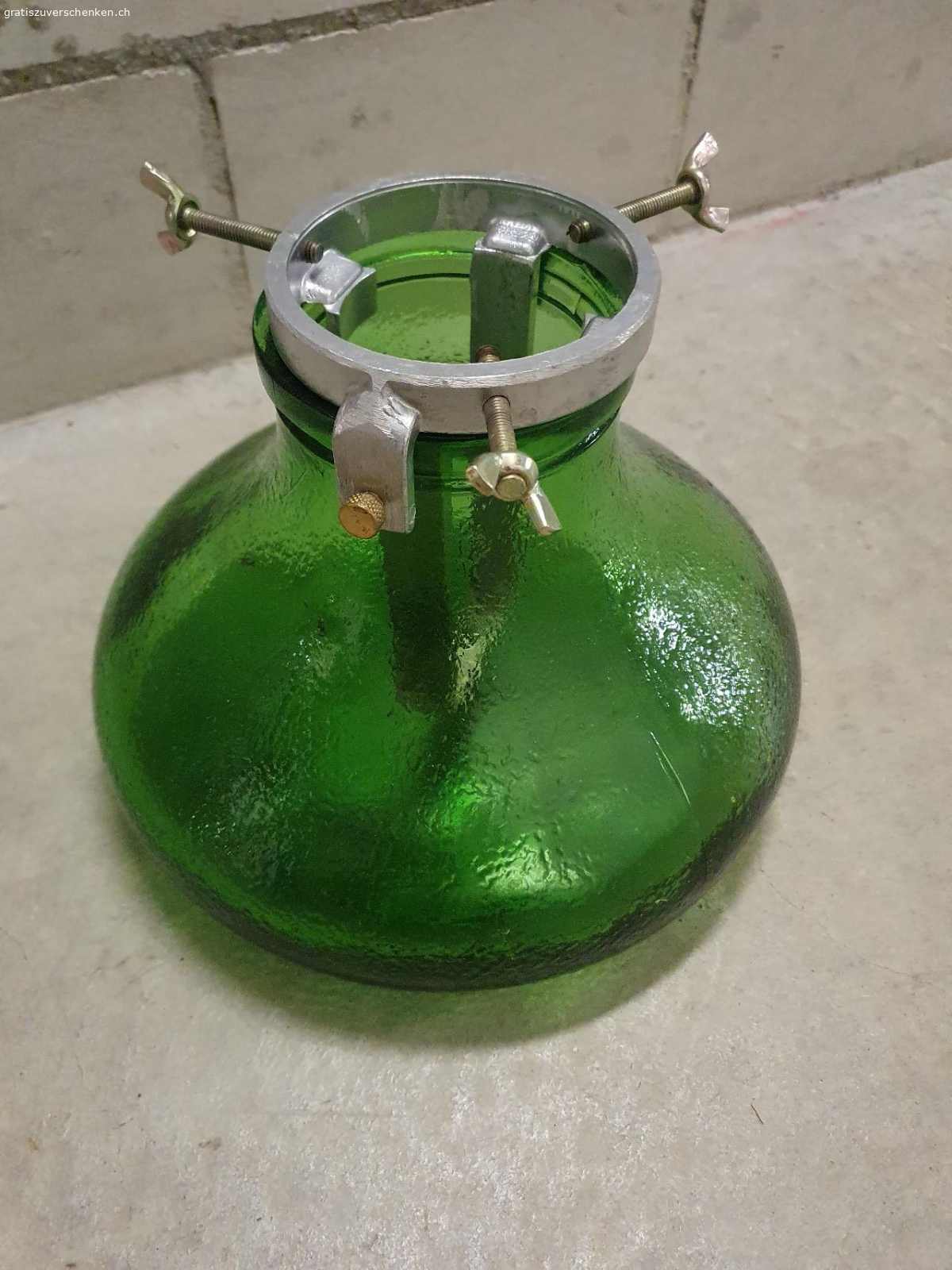 Weihnachtsbaumständer. Weihnachtsbaumständer aus Glas gratis abzugeben