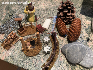 Weihnachtsfiguren mit Zubehör. Weihnachtsfiguren (Maria, Josef, Krippenkind, Engel, Hirten - alle im Stil des zweiten Fotos), Schafe, Esel und Zubehör zu verschenken