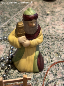 Weihnachtsfiguren mit Zubehör. Weihnachtsfiguren (Maria, Josef, Krippenkind, Engel, Hirten - alle im Stil des zweiten Fotos), Schafe, Esel und Zubehör zu verschenken