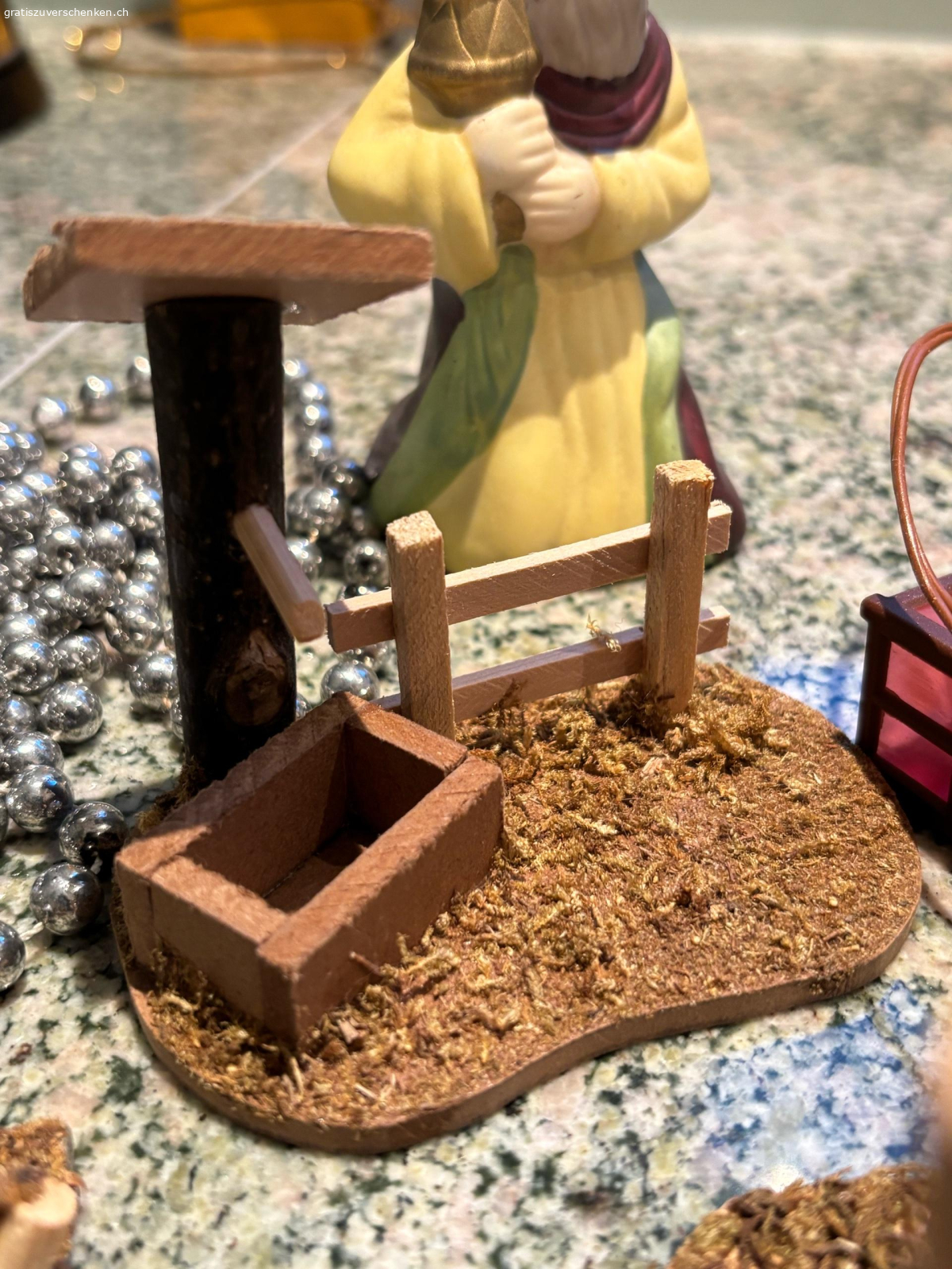 Weihnachtsfiguren mit Zubehör. Weihnachtsfiguren (Maria, Josef, Krippenkind, Engel, Hirten - alle im Stil des zweiten Fotos), Schafe, Esel und Zubehör zu verschenken