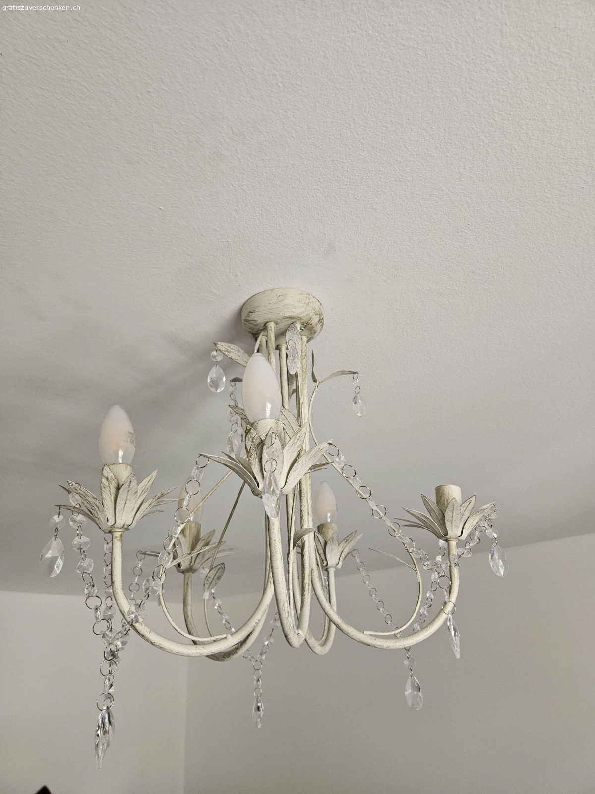 Weisser Kronleuchter. Funktioniert