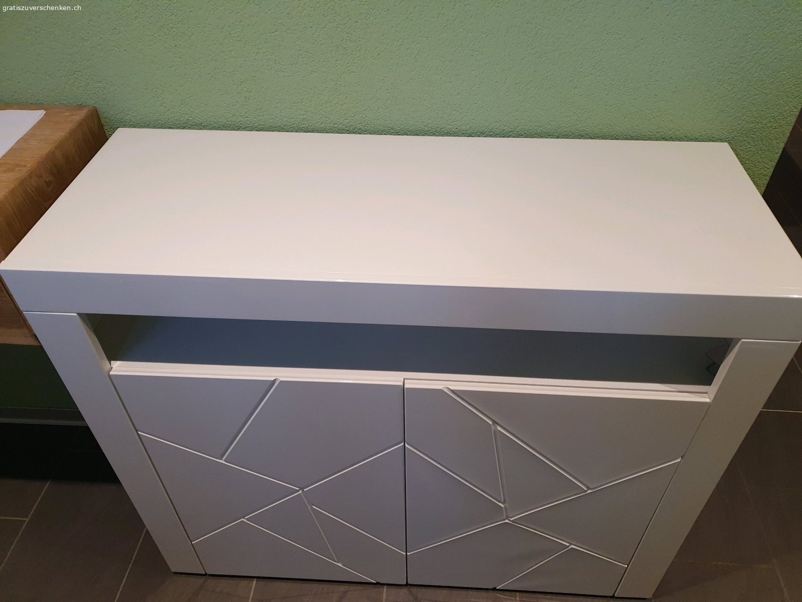 weisser Schrank. ca 93cm hoch und 110cm breit. 
Muss in Oensingen abgeholt werden.