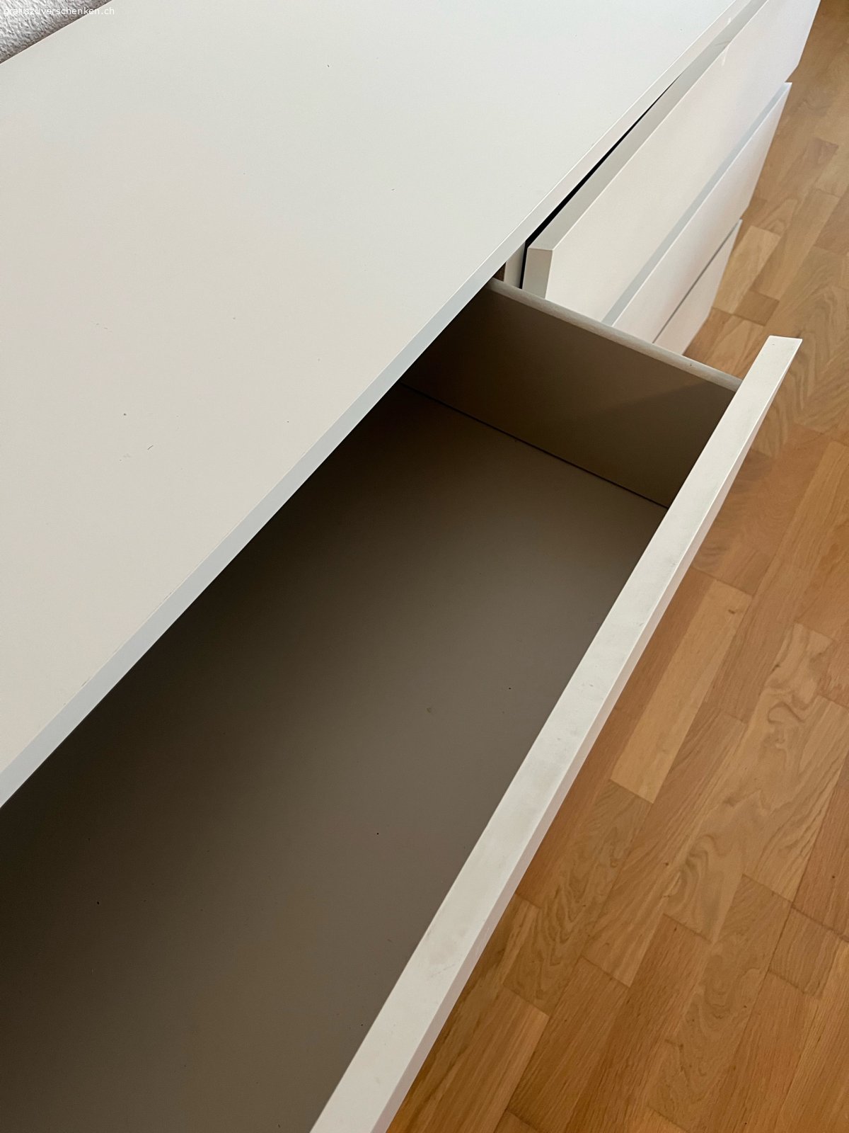 Weisses Regal ZU VERSCHENKEN. Weisses Regal in mässigem Zustand zu verschenken.