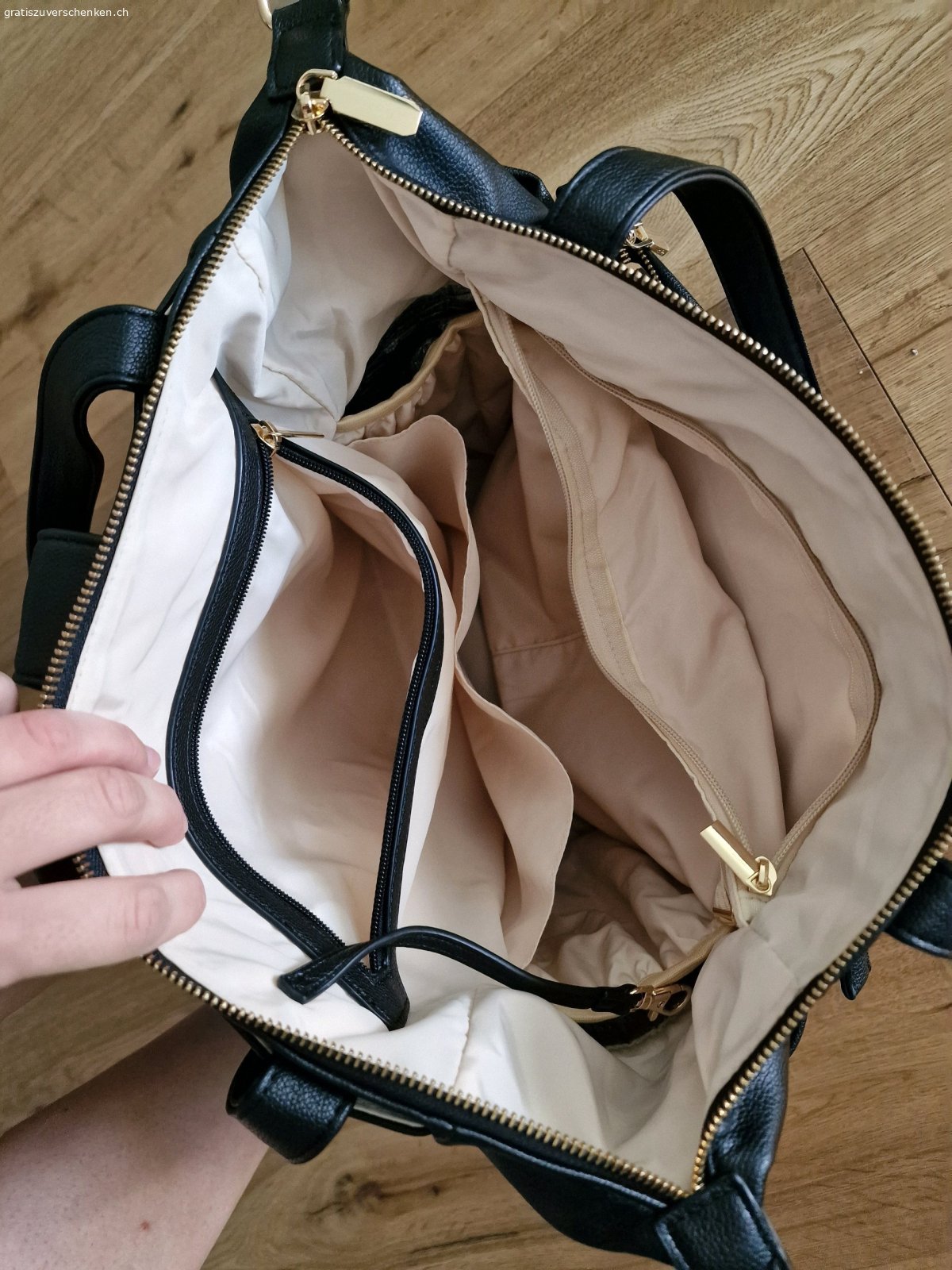 Wickeltasche, Babytasche. Billige aber noch gut erhaltene Babytasche, die auch als Rucksack getragen werden kann, mit vielen Fächern aussen und innen.

Abholung über den Briefkasten in Schlieren.
