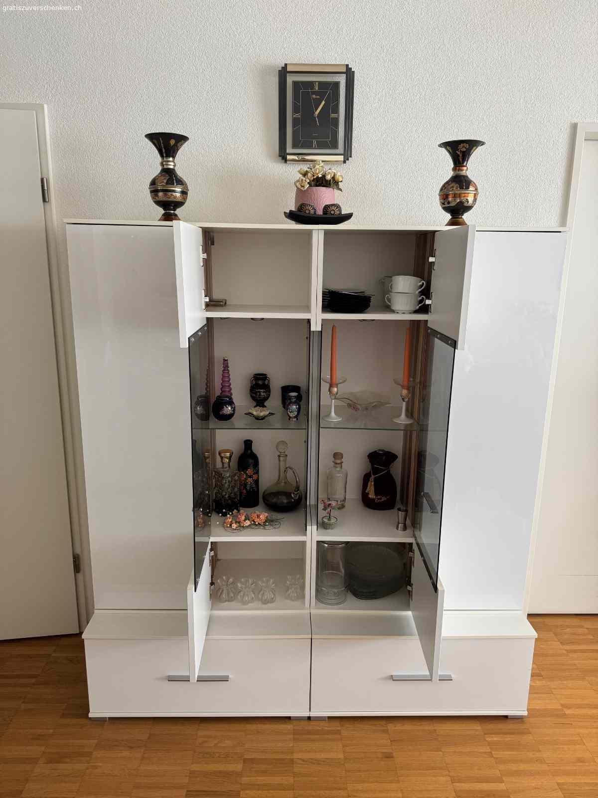 Wohnelement mit Glastüren. Infolge Wohnungsauflösung gratis abzugeben.

Guter Zustand, einfacher Transport (4 Teile)
Breite: 150 cm
Höhe: 165 cm
Tiefe: 48 cm (unten), 37 cm (oben)

Auf Wunsch sind sämtliche Sachen gemäss Foto sind inbegriffen!

Wichtig: 
Die Abholung muss bis spätestens 30. Juni 2025 erfolgen.