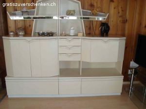 Wohnwand mit Licht. Wegen Umbau Wohnwand gratis abzugeben
Länge  2.15 m
Höhe  1.84 m
Tiefe  0.45 m
7 Teile