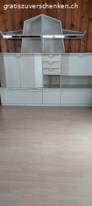 Wohnwand mit Licht. Wegen Umbau Wohnwand gratis abzugeben
Länge  2.15 m
Höhe  1.84 m
Tiefe  0.45 m
7 Teile