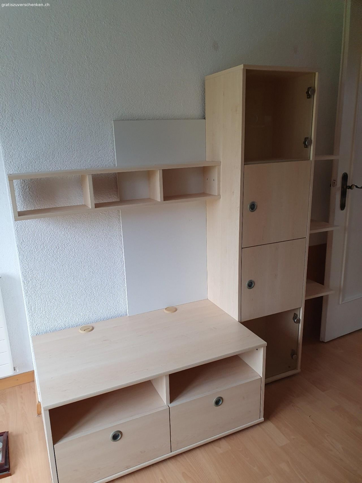 wohnwand. kleinere Wohnwand hat ein zwei flecken, kann abgedeckt werden.
