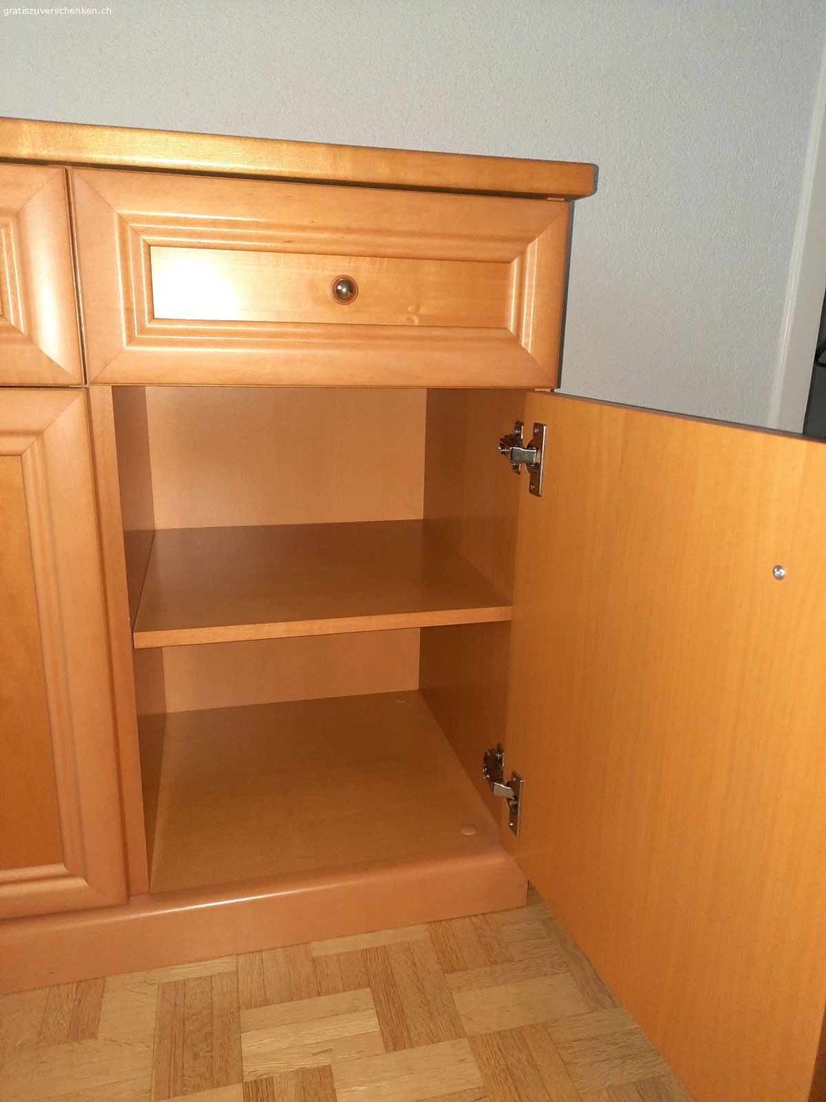 Wohnzimmerkommode. 3 Schubladen und 3 Türen.
Länge 1,22 m
Tiefe 40 cm
Höhe 74 cm
Schubladengrösse 33 x 31 cm
Möbel muss in 4143 Dornach abgeholt werden.