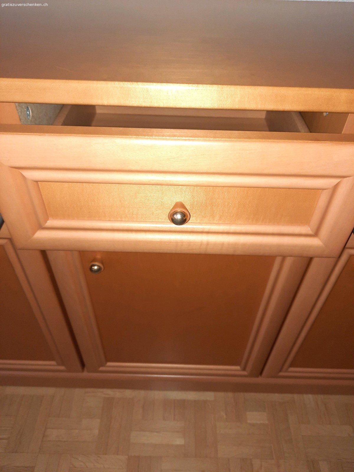 Wohnzimmerkommode. 3 Schubladen und 3 Türen.
Länge 1,22 m
Tiefe 40 cm
Höhe 74 cm
Schubladengrösse 33 x 31 cm
Möbel muss in 4143 Dornach abgeholt werden.