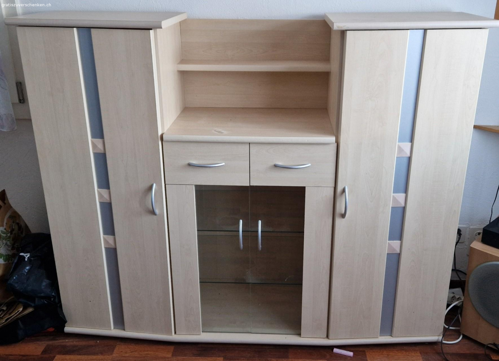 Wohnzimmermöbel. Gratis in Oberiberg Wohnzimmermöbel abzuholen. Hat wie auf dwn Bildern ersichtlich Mängel.