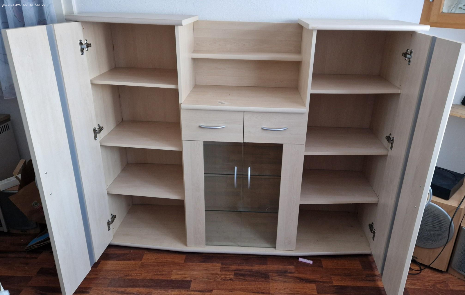 Wohnzimmermöbel. Gratis in Oberiberg Wohnzimmermöbel abzuholen. Hat wie auf dwn Bildern ersichtlich Mängel.