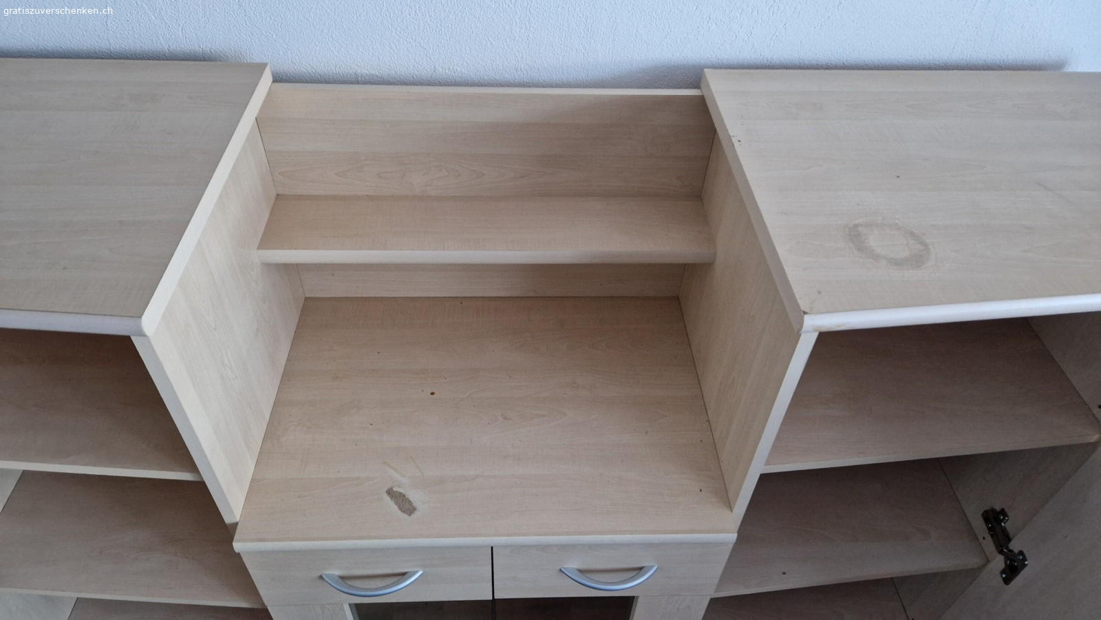 Wohnzimmermöbel. Gratis in Oberiberg Wohnzimmermöbel abzuholen. Hat wie auf dwn Bildern ersichtlich Mängel.