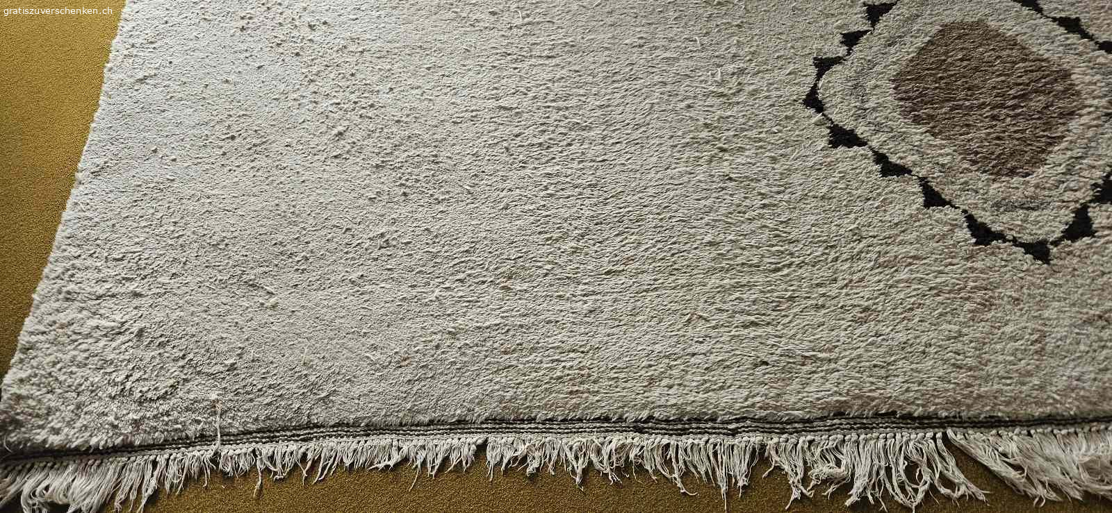 Woll-Teppich  340cm x 260cm. Wollteppich gratis abzugeben
mit Gebrauchsspuren
wird nach Reinigung und Bürstung wieder  besser aussehen
muss abgeholt werden