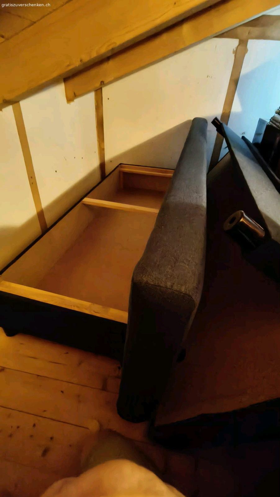 Zu verschenken. Bettsofa L 1.91m Höhe ca. 40cm, 70cm ist in einem guten Zustand, Unterteil kann als Stauraum genutzt werden, Bettdecke, ec ettera. Ein Foto dient nur zur Veranschaulichung vom Sofa wenn es aufgestellt ist.
Muss abgeholt werden.
Ist in einem guten Zustand