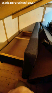 Zu verschenken. Bettsofa L 1.91m Höhe ca. 40cm, 70cm ist in einem guten Zustand, Unterteil kann als Stauraum genutzt werden, Bettdecke, ec ettera. Ein Foto dient nur zur Veranschaulichung vom Sofa wenn es aufgestellt ist.
Muss abgeholt werden.
Ist in einem guten Zustand