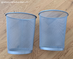 Zwei graue IKEA Metall-Papierkörbe zu verschenken
