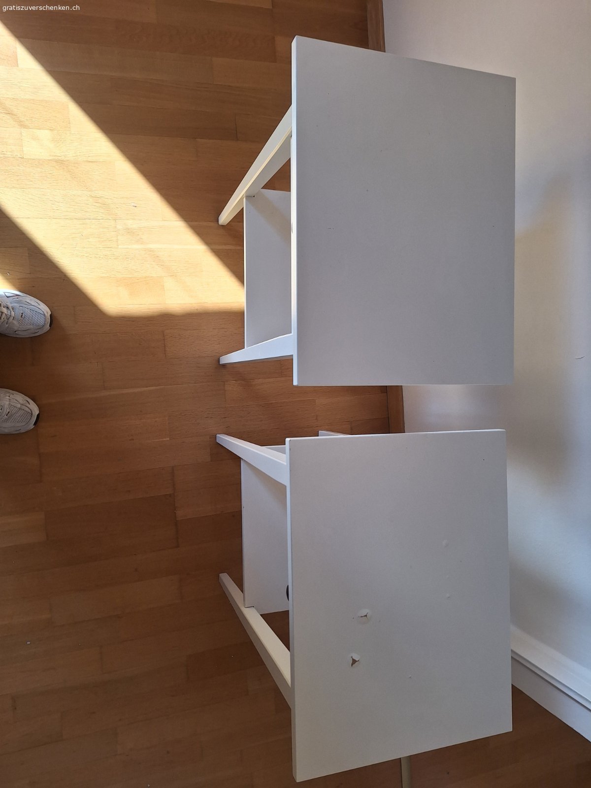 Zwei Nachttische. Zwei Nachttische von Ikea. Weiss.
Das eine etwas beschädigt.

Bitte bis spätestens 25.10. abholen.