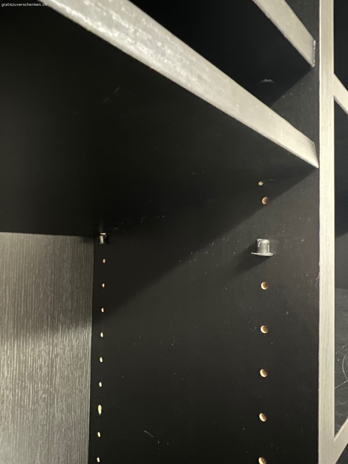 Zwei schwarze Regale. Verschenke diese 2 Regale in der Grösse: 

2m hoch x 80 cm breit x 30 cm tief. 

Bretter sind verstellbar. 

Sehr stabil. Ideal für Bücher/Ordner. 

Info: Abholort : Hubstrasse 20, 8942 Oberrieden